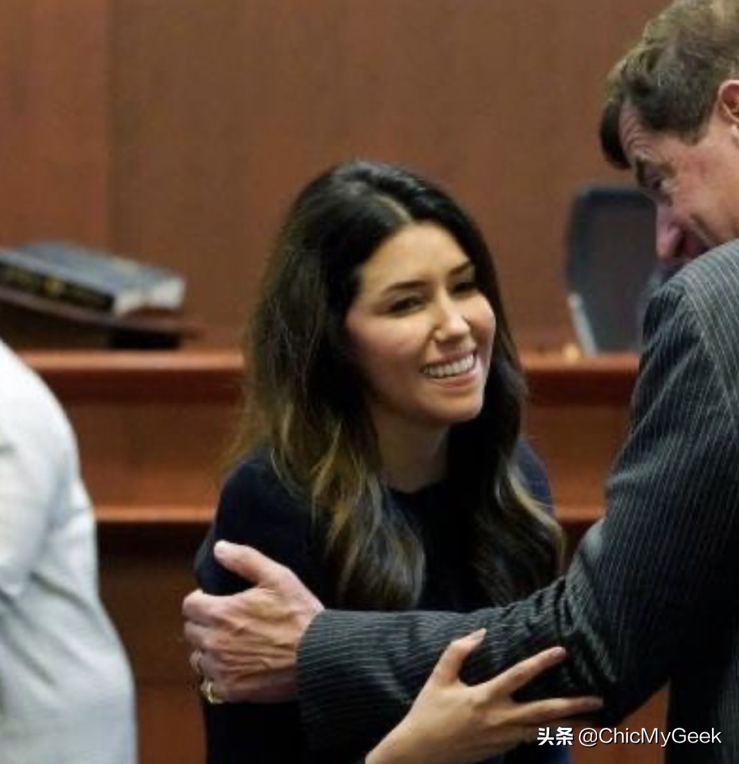 德普爆新恋情？和美女律师法庭咬耳朵暧昧对视，疯传燃爱火