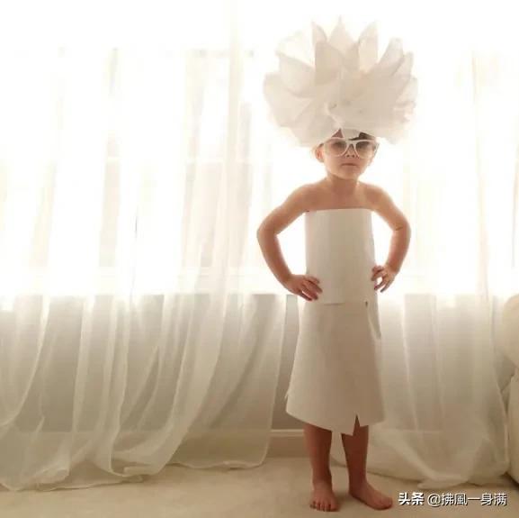 一个可爱小女孩模特纸版著名时装设计服装