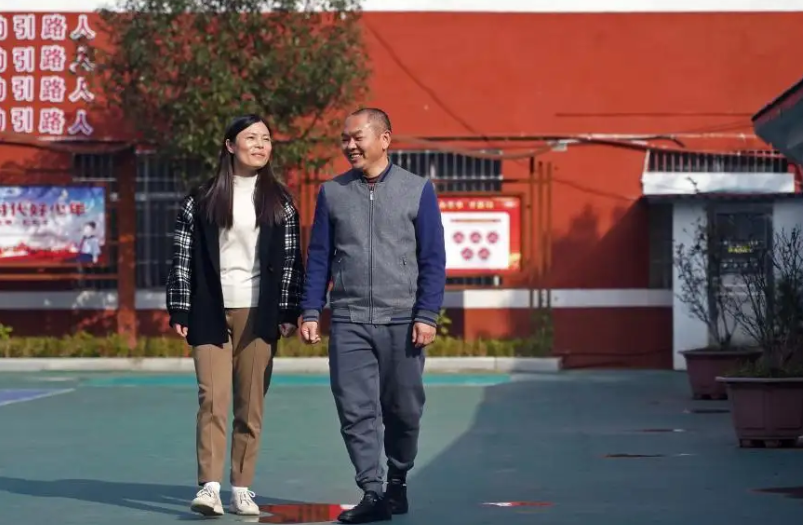 “要是没编制我就辞职了”，老师没课时在操场散步，却被校长制止