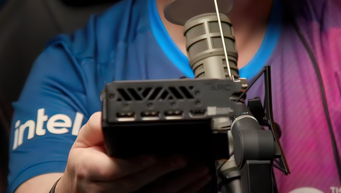 英特尔锐炫 A770 限量版旗舰独显亮相，配备 RGB 灯条