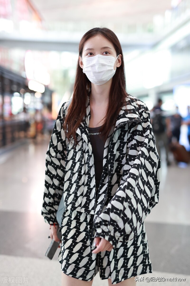 街拍：孙伊涵几何印花外套+运动鞋+白色短袜随性休闲