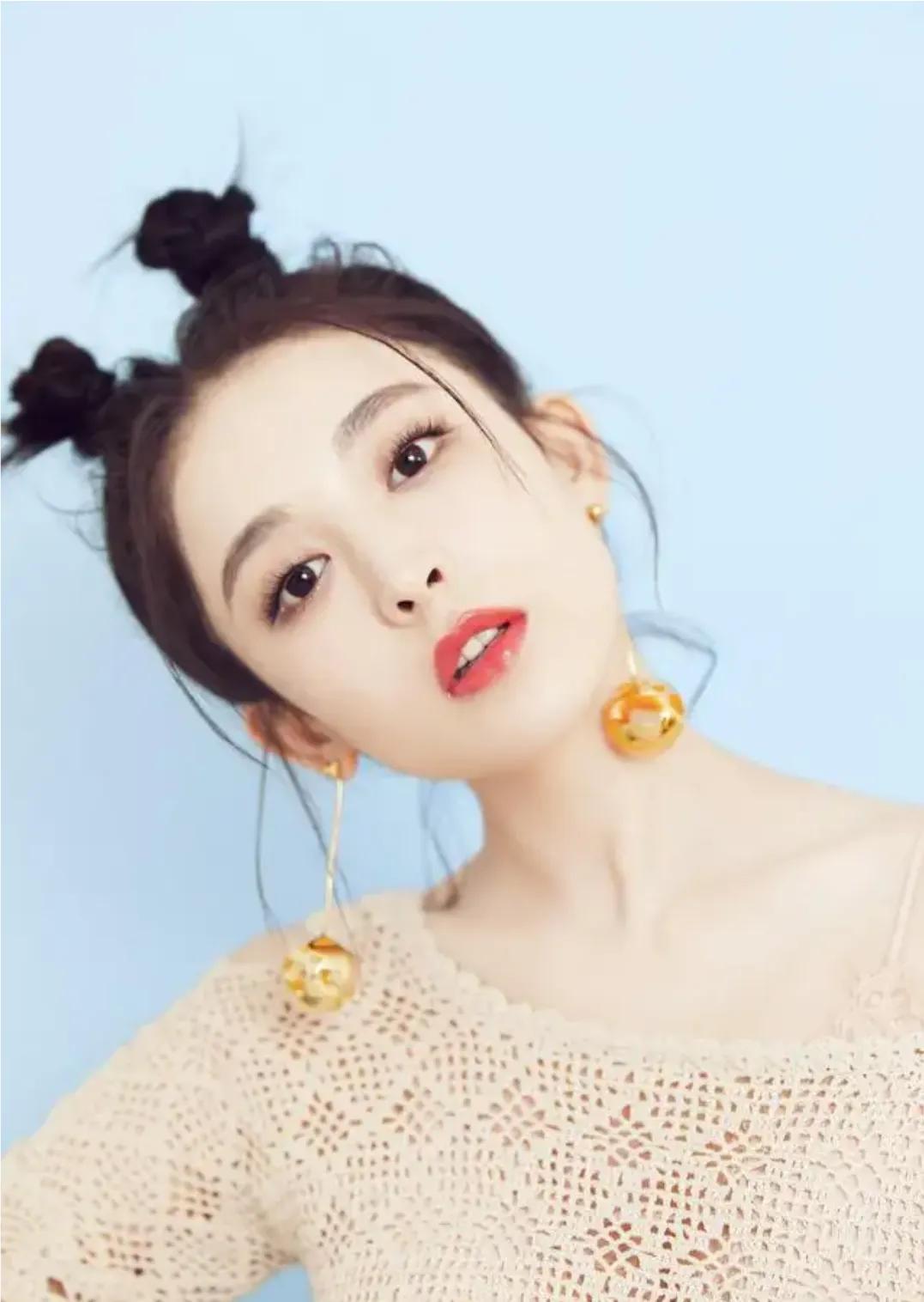 古力娜扎的绝美大片，精致五官，俏皮哪吒头，金色大圆球耳环吸睛