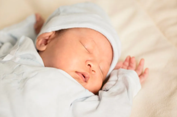 什么是婴儿的飞机手(宝宝睡觉喜欢往上拱) - 乐宝宝贝