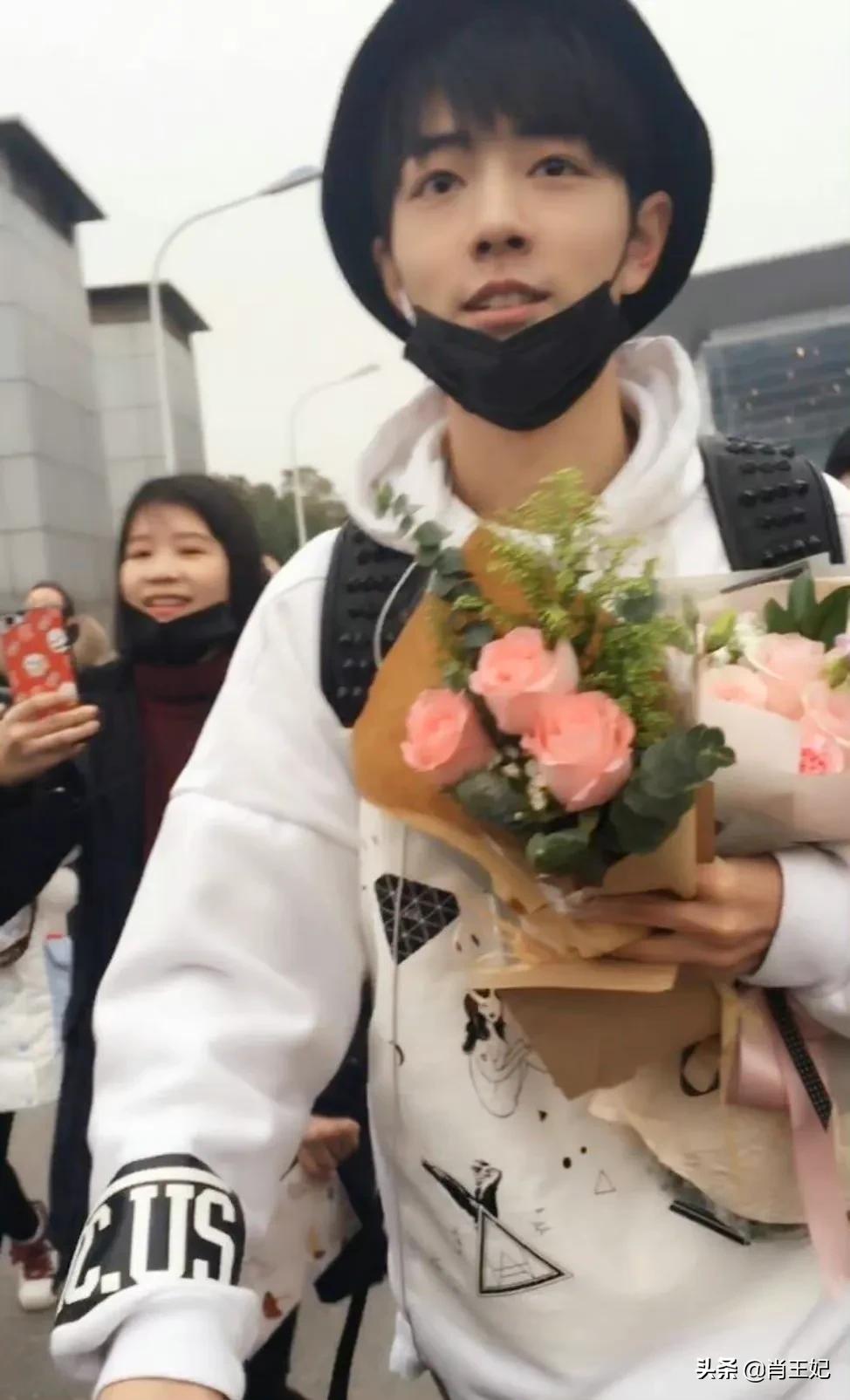 桃桃的一组生图,肖战的眼睛真好看,灵气逼人鲜花与少年绝配