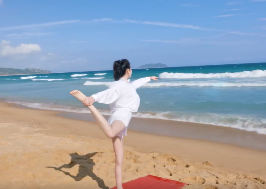 女明星热巴光脚做瑜伽!穿短裤炫出一双细白腿,瘦到肩膀凸出两块