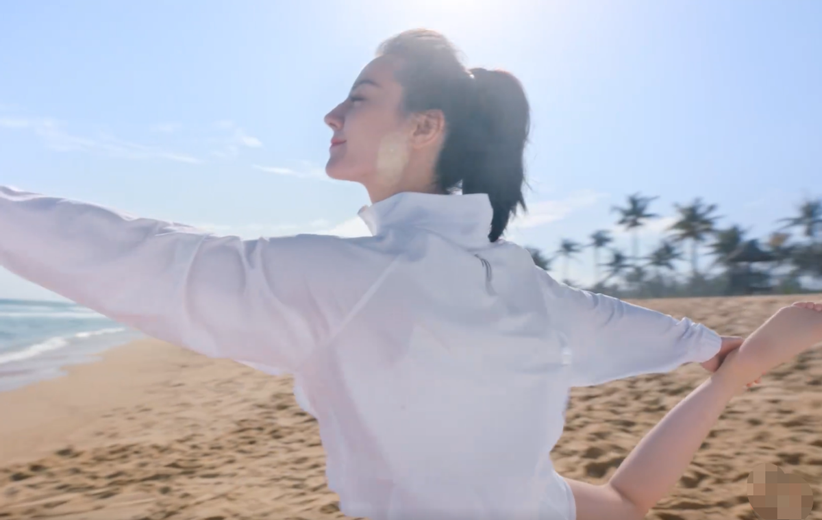 女明星热巴光脚做瑜伽!穿短裤炫出一双细白腿,瘦到肩膀凸出两块