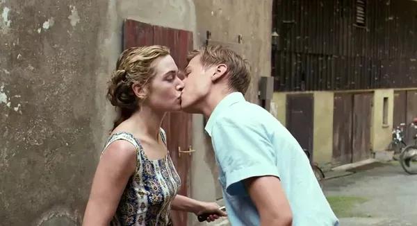 15岁少年和36岁女邻居的秘密恋情，这部R级电影成了经典