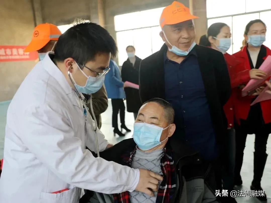 澧县人民医院开展“雷锋家乡学雷锋 关爱守护城市美容师”义诊活动