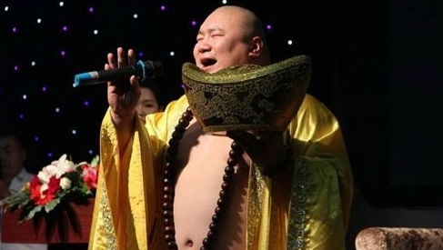 男子酷似“弥勒佛”，被女富豪签约，牺牲身体疯狂捞金