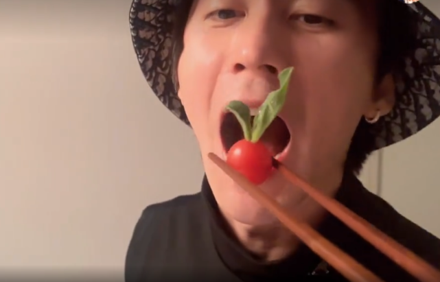 钟丽缇和公婆一起过节，亲戚面前与张伦硕互相投喂亲吻，秀足恩爱