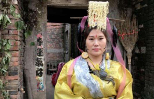 七仙女下凡去学校电影（河南一女子模仿武则天）