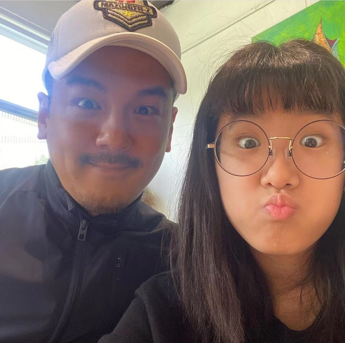 17岁梧桐妹低调庆生，晒自拍越长越像亲爸爸，与狗合影身边无亲人