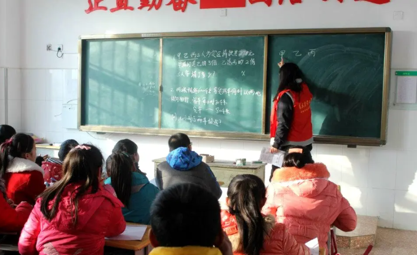 大学生去山村支教，却被看成是“霍霍学生”？村支书直言折腾不起