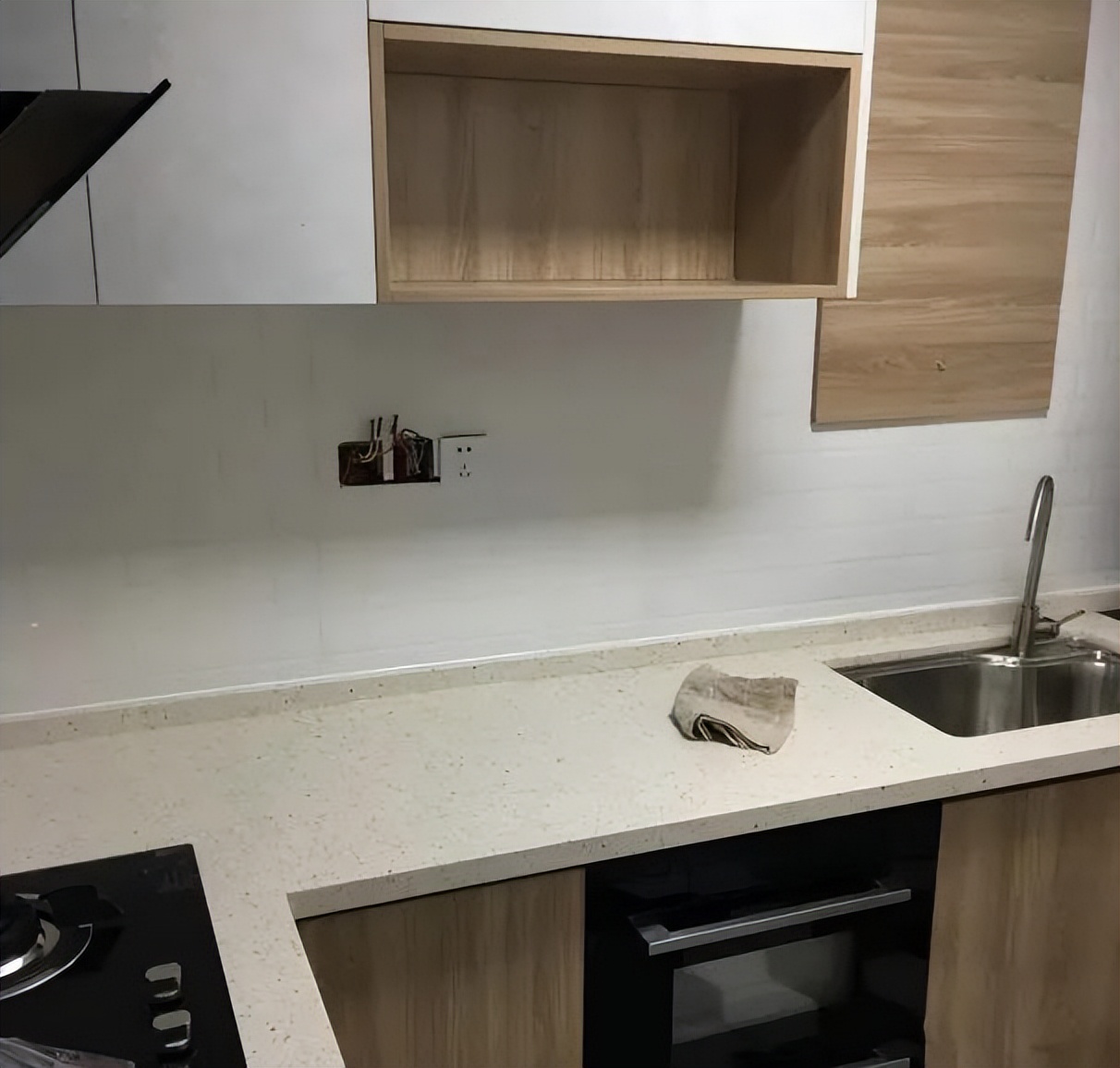 橱柜的后背板正常是双封面设计,所以橱柜定制做好后,业主记得要打开