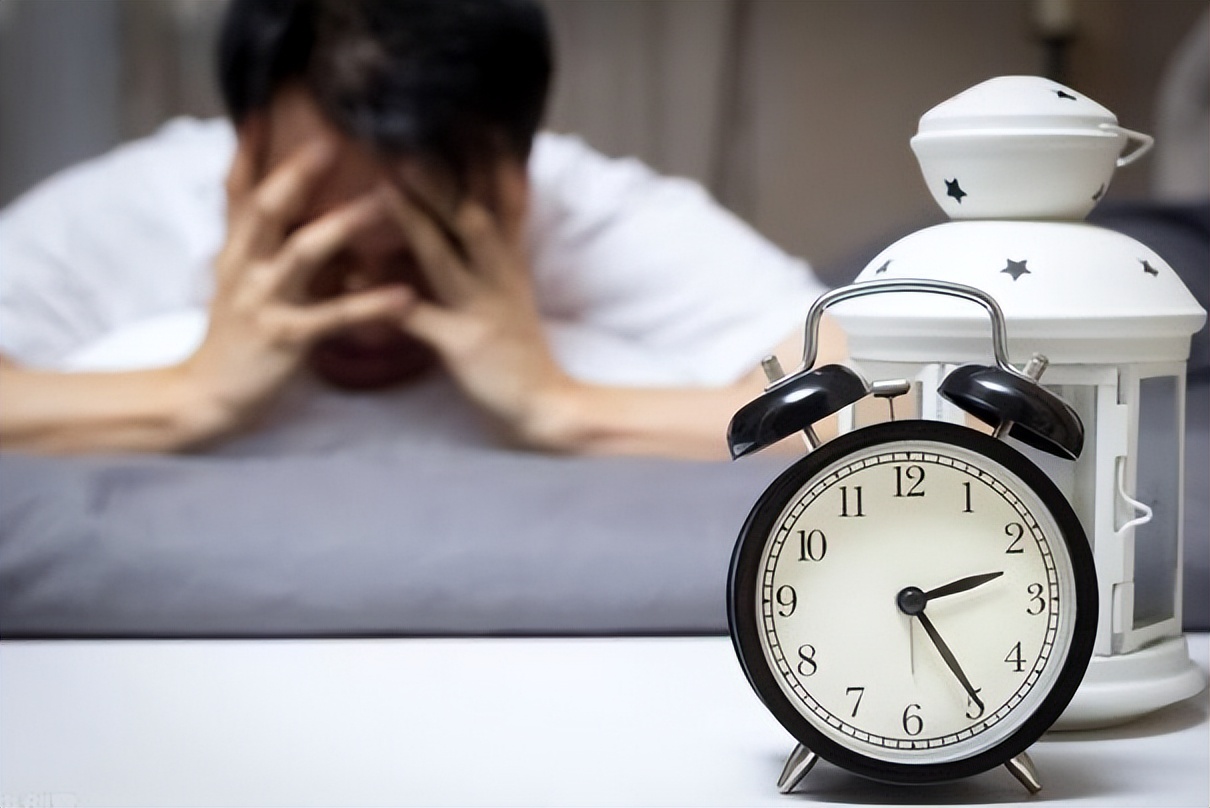 失眠的原因已发现，神经科医生：少碰“3黄”，失眠或许会改善