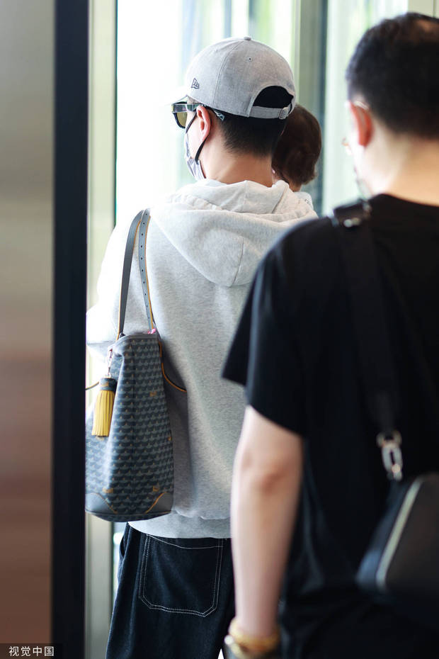 林峯抱女儿格格录制《披哥2》妻子张馨月陪伴左右