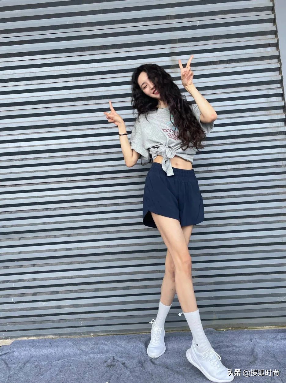 王紫璇《野蔷薇》造型好惊艳，复古卷发又美又飒，甜美帅气两不误