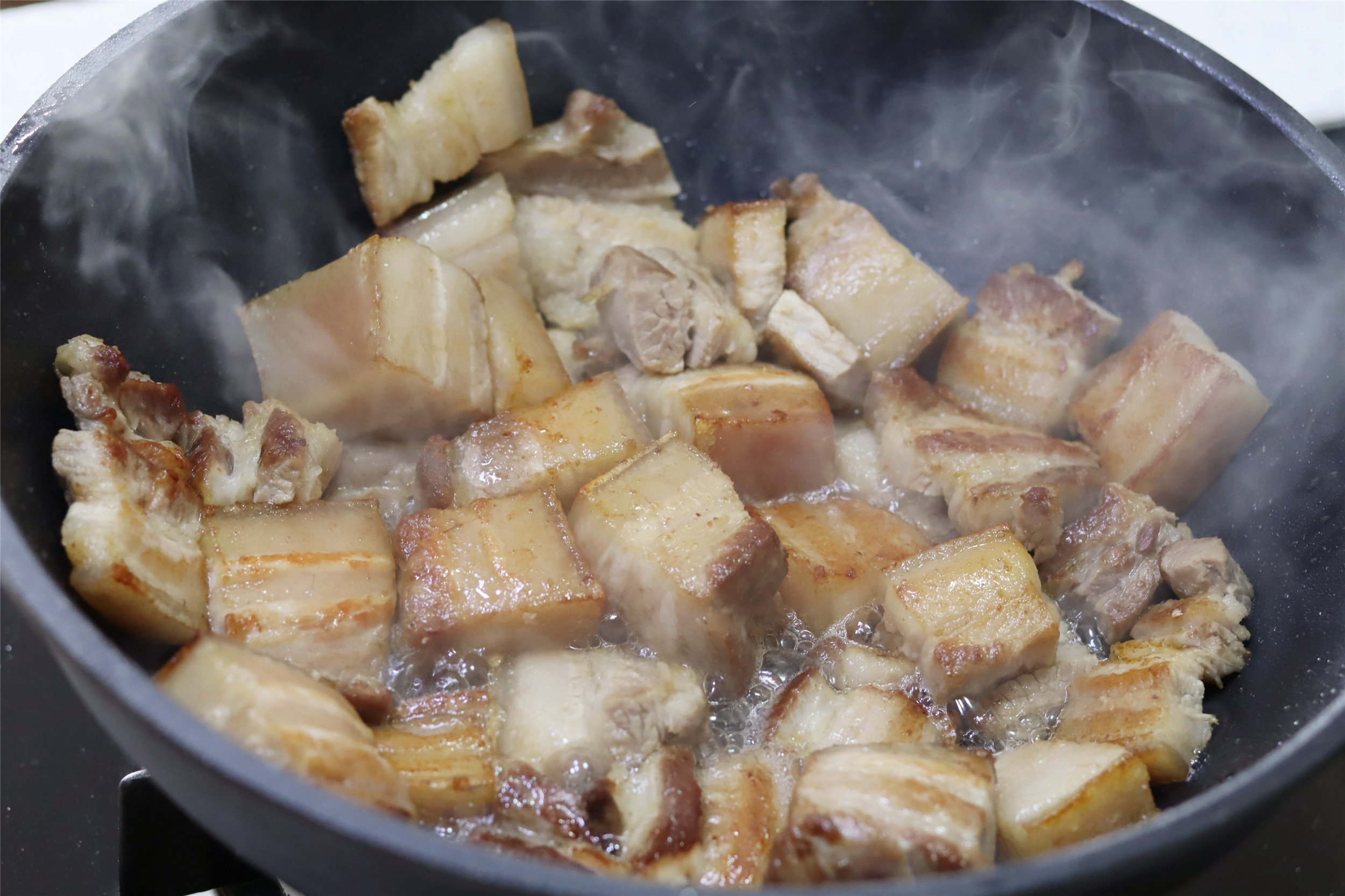 做红烧肉，记住“六部曲”，尊重传统做法，红润酥烂，肥而不腻