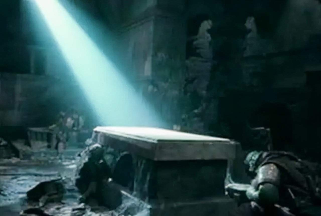2008年，广西出土两口神秘石棺，棺材下方有蜘蛛网般的白色物体