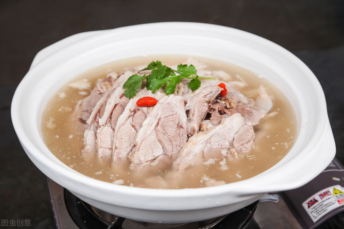 炖羊肉牢记“3放2不放”，用料别太足，羊肉出锅汤鲜味美，好喝