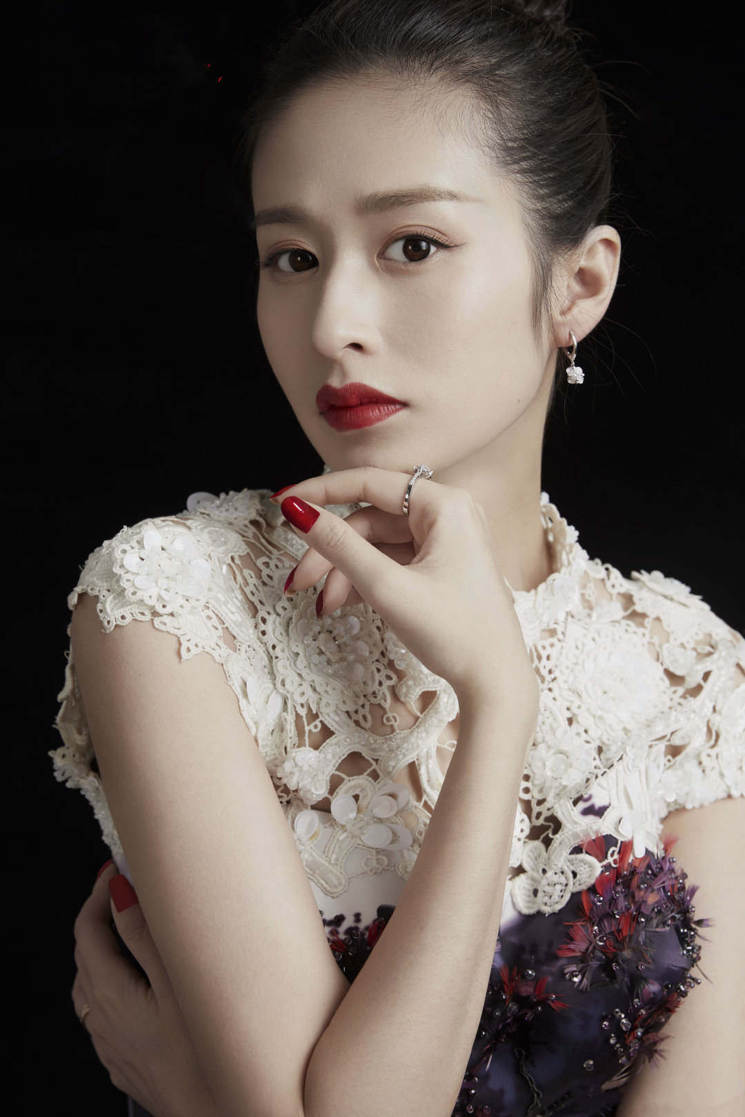 颖儿：父母为了她分居7年，她与丈夫AA制，生完孩子9天就复出拍戏