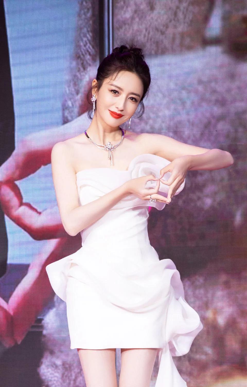 佟丽娅小酒窝真的很迷人