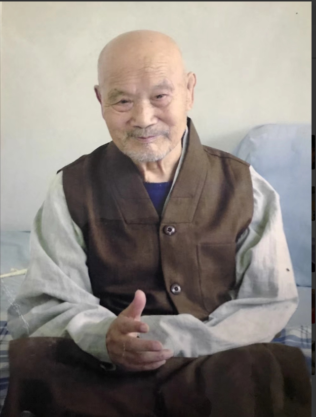 五台山没人敢上的悬崖,60岁老和尚住山洞12年,上去吓得腿软