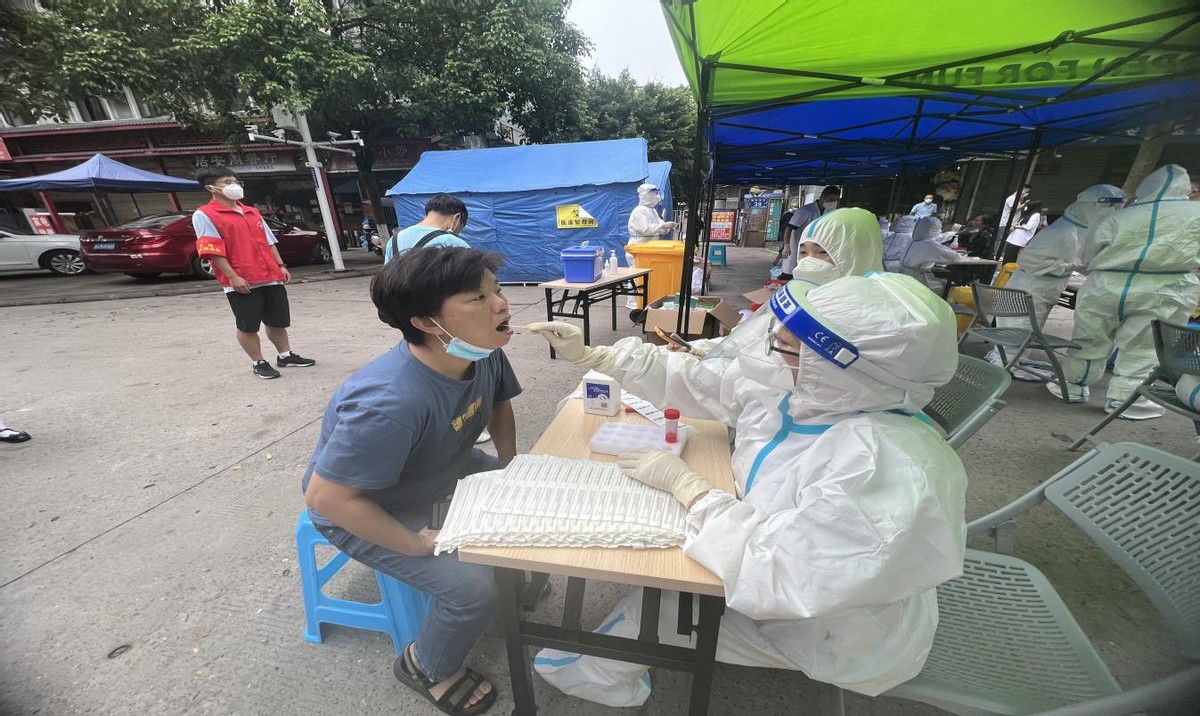 遂宁市安居区人民医院全力投入全区大规模核酸采样任务