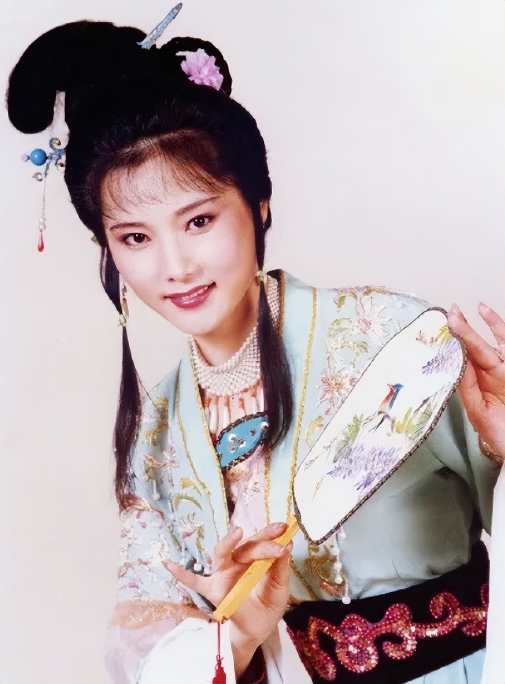 和陶慧敏一样,何赛飞也是越剧演员出身.