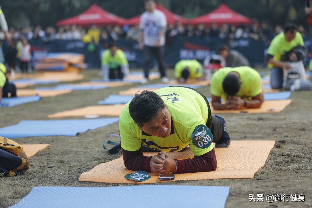 平板支撑能练腹肌吗(平板支撑练腹肌，效果如何？多练肯定效果好，只练它肯定不行)