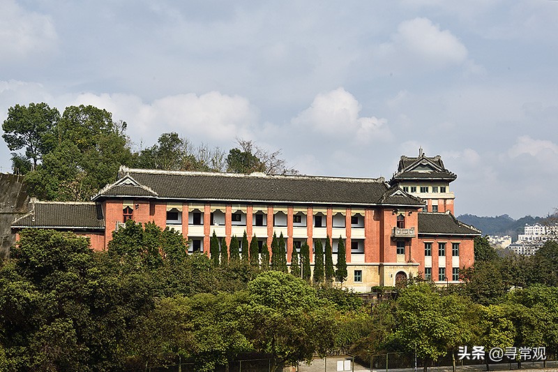 探秘重庆这座消失的“宇宙”大学，到处是荒废的宿舍楼