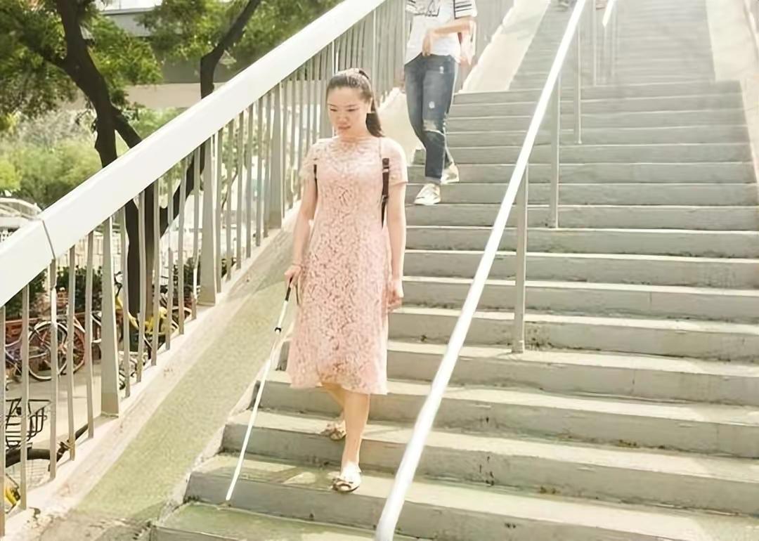 他36岁，年少失明，北漂后成主持人、主编、摄影师，已结婚生女