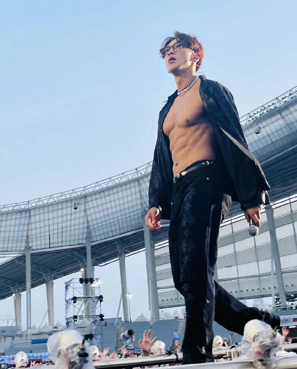 40岁Rain身材堪称完美，肌肉紧实腹肌明显气场十足