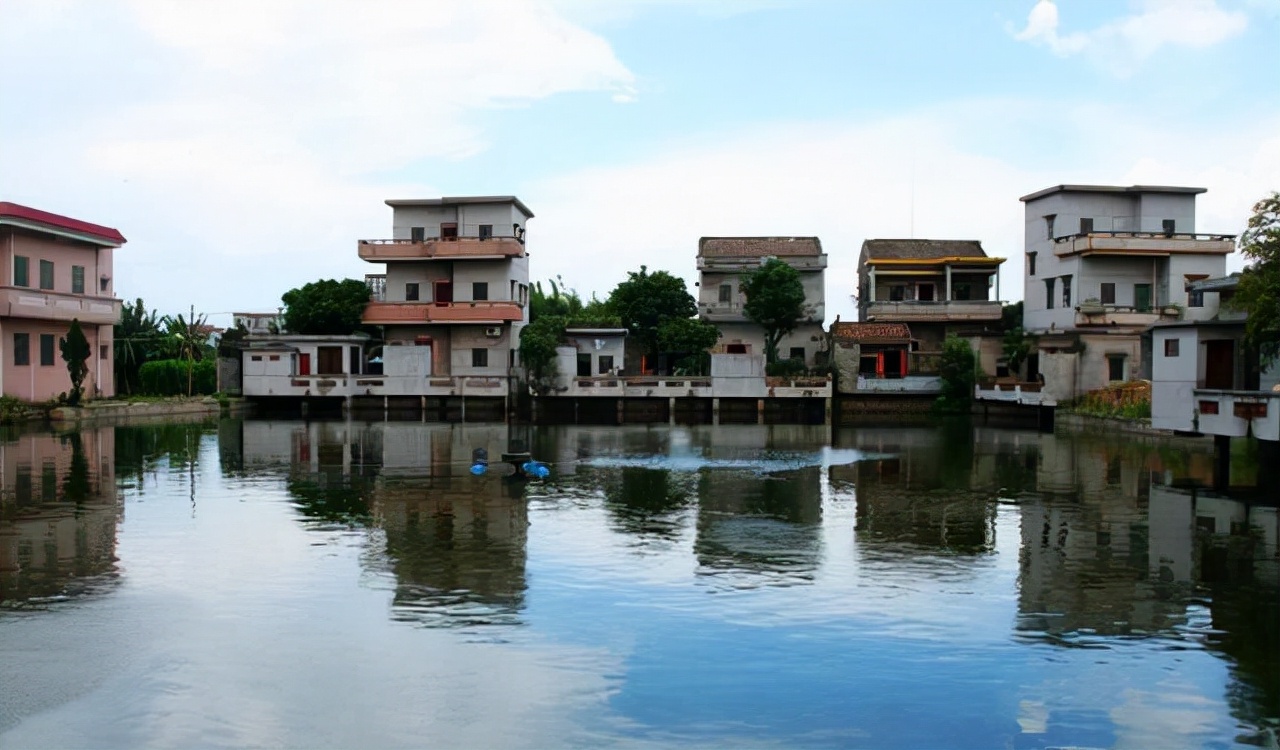 广东有一水乡，距今700多年，水网纵横交错，还藏着万亩鱼塘