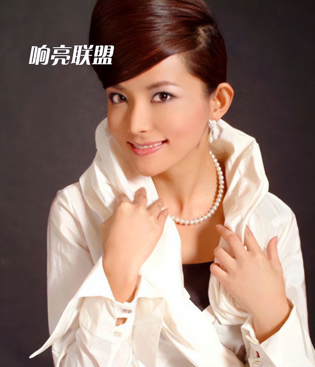 她被誉为“小林青霞”，经常称呼晓明哥为“小屁孩”，穿婚纱下葬