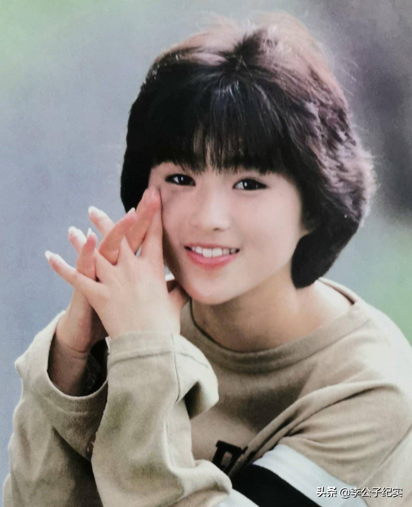1985年,14岁的酒井法子看到杂志上的美少女广告,于是,抱着试一试的