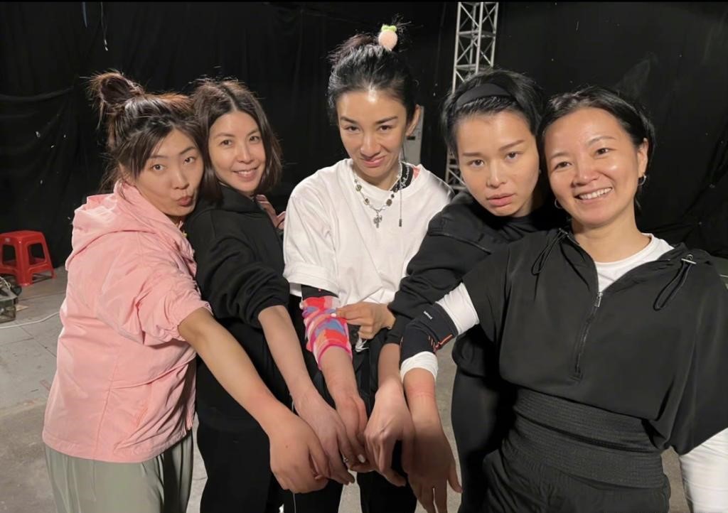 胡杏儿吊威亚表演伤痕累累 众姐姐素颜排练获赞皮肤靓