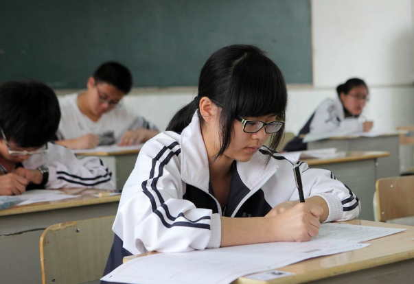 为啥高考涂卡非得用2B铅笔？来看扫描之后的效果，考生恍然大悟