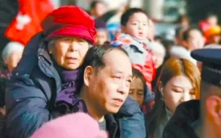 “等母亲过世,我就脱掉女装,做回男人。”