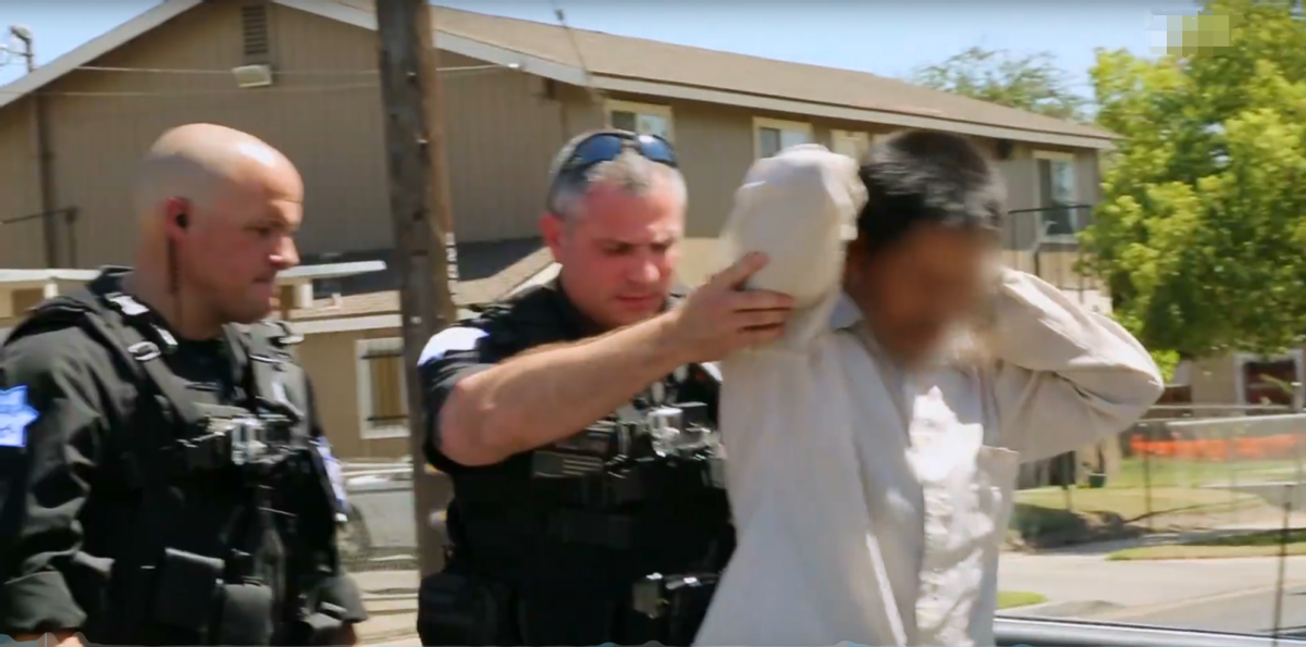 美国女警钓鱼执法现场：装成妓女引嫖客上钩，穿成这样谁顶得住？