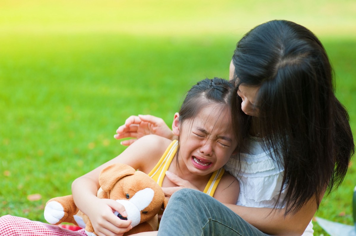 孩子哭闹时，说这两句话比说10句“别哭了”更管用，妈妈快学起来