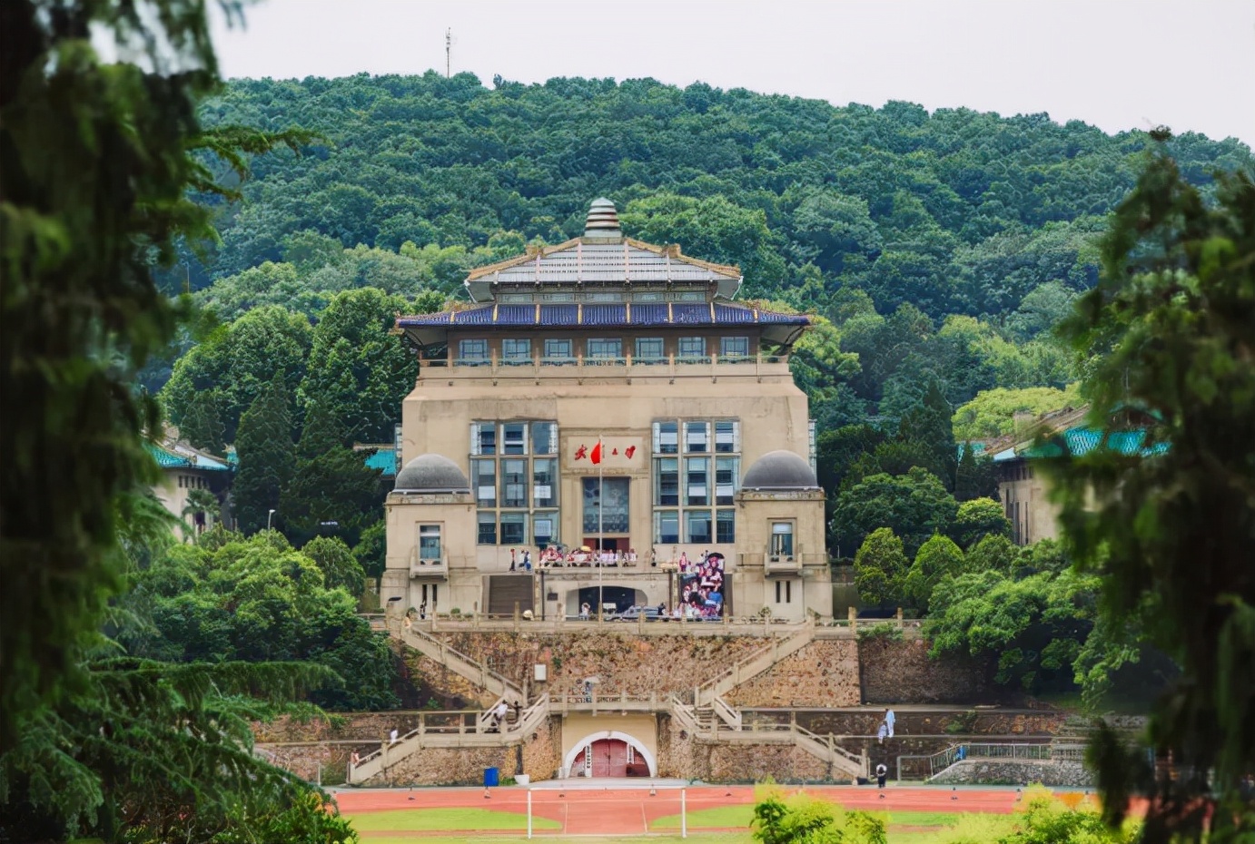 我国“百强大学”排名出炉，浙大无缘前3，武大和哈工大挤进前10