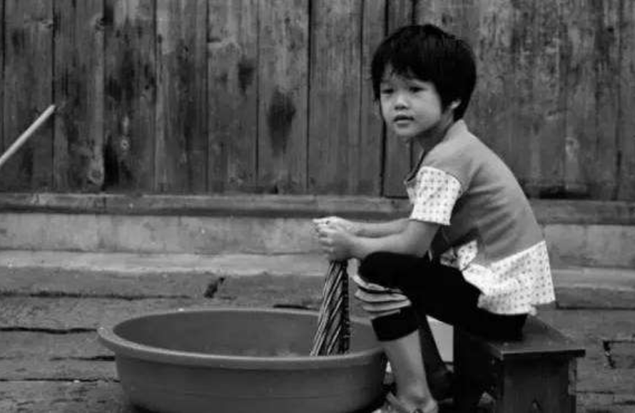 母亲精神病，弟弟脑瘫，安徽25岁女孩每天搂着弟弟睡觉，如今怎样