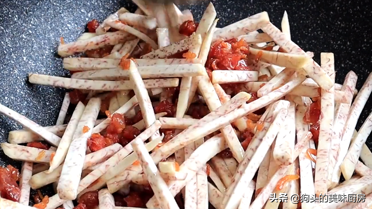 吃芋头的季节，我家经常这样做，咸香软糯做法简单，一大盘都吃光