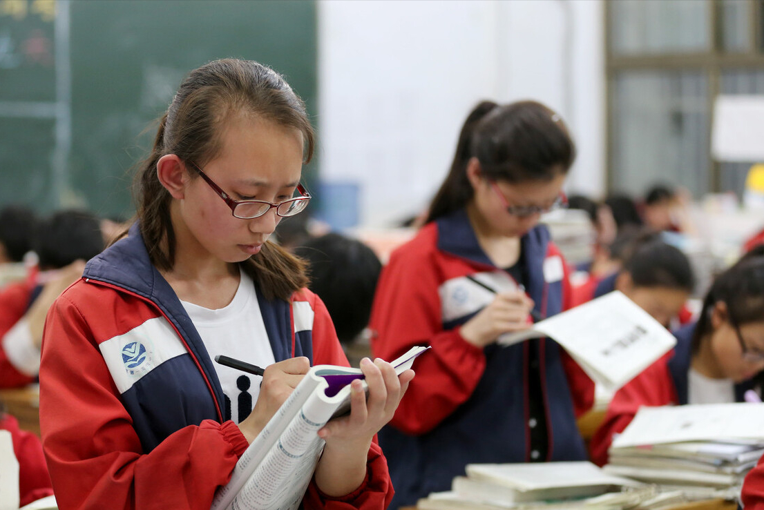 高中生每年花10万补课，高考686分全校第一，等来的却是一片嘲讽