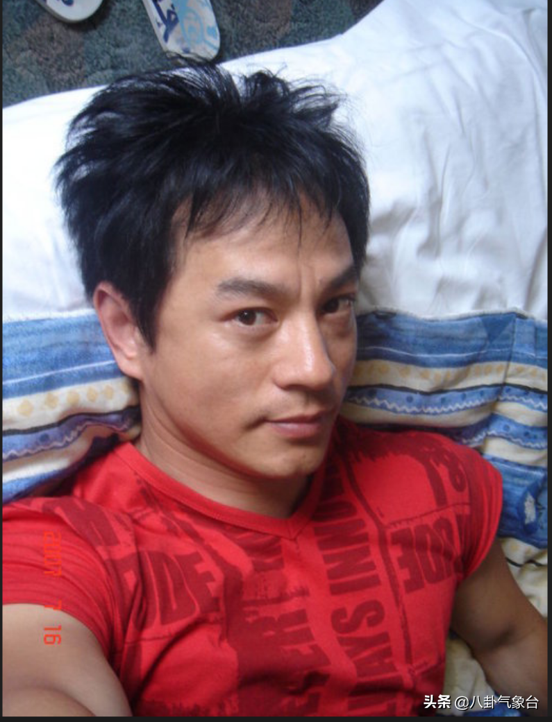 演员周浩东，27岁上北电，养父是他前行路上最大的支持