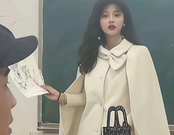 安徽某大学女教师走红，穿衣风格酷似“司藤”，却被怀疑另有目的
