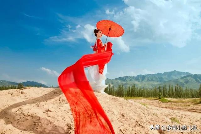 陈瑶晒古风美照庆出道七周年 高发髻眉间点花钿梦回飞鸾