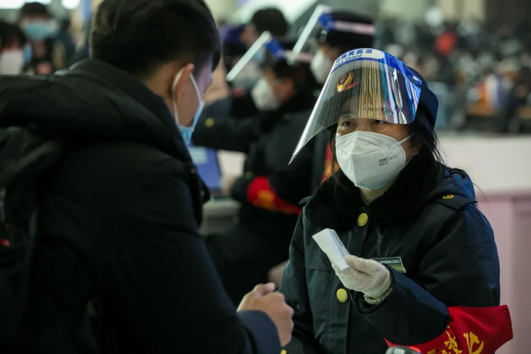 西安进一步明确消毒工作的重点区域和标准，18日恢复开行至多地旅客列车