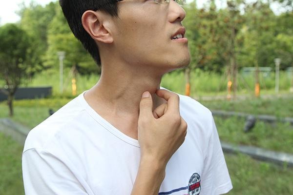 男性喉结不突出男的喉结不突出